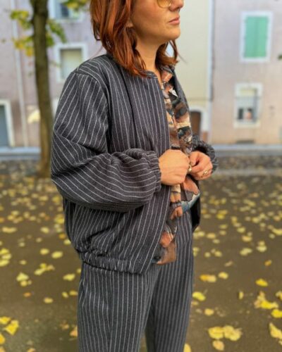 Bombers avec une taille élastiquée, de grandes poches et de fines rayures