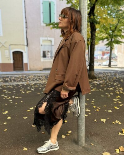 Jupe satinée avec finition dentelle et fente sur le coté