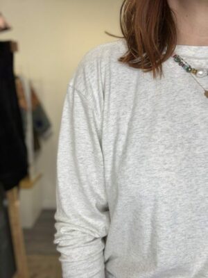 teeshirt gris chiné avec une coupe ample et un col bateau